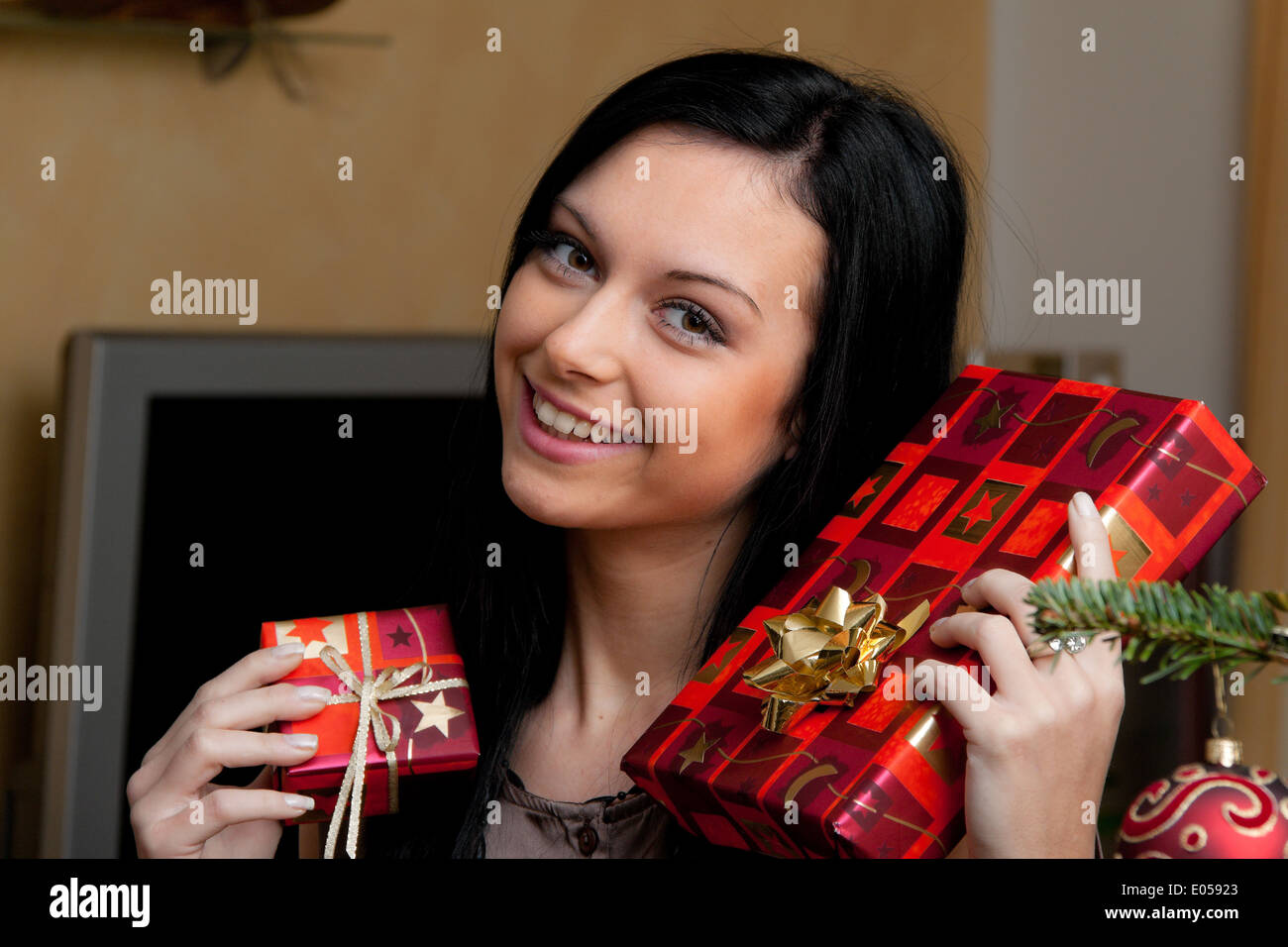 Young woman with Christmas presents, Junge Frau mit Weihnachtsgeschenken Stock Photo