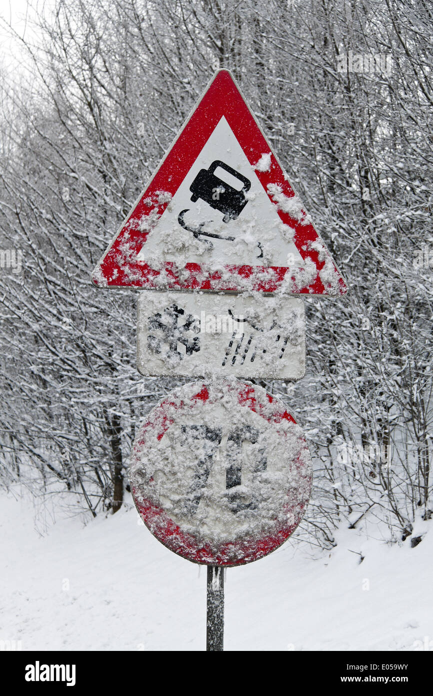 A verscheites traffic sign catapult danger in winter, Ein verscheites Verkehrszeichen Schleudergefahr im Winter Stock Photo