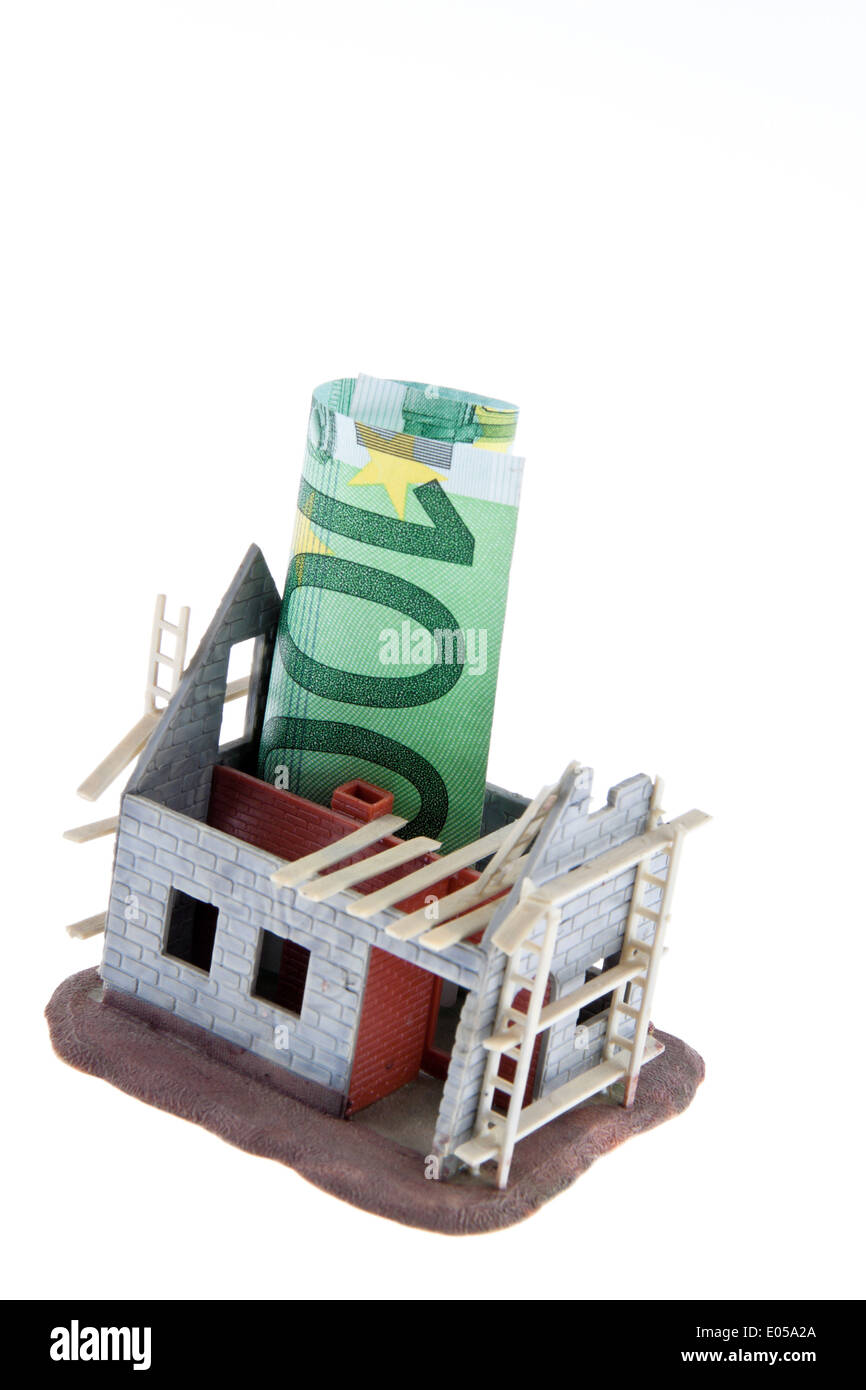 A shell house. Financing with euro of bank notes, Ein Rohbau Haus. Finanzierung mit Euro Geldscheinen Stock Photo