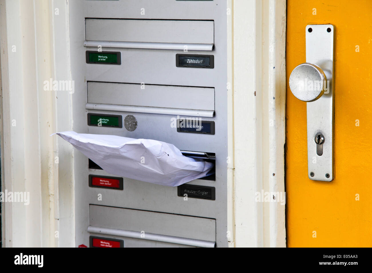 MAILBOX COMMUNICATION POST LETTER-BOX POSTAL THROW bulk mail consignment Postzzustellung WERBEM? ? LL commercial programme comme Stock Photo
