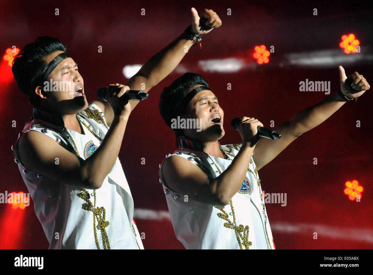 Kunming, China's Yunnan Province. 2nd May, 2014. Twin brothers Li