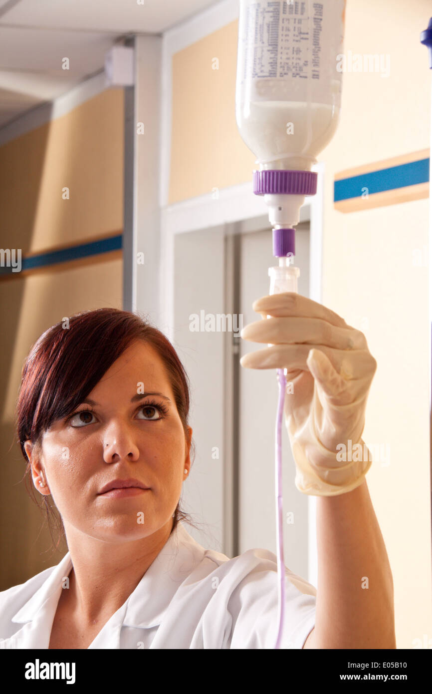 A nurse gives a drip to a patient, Eine Krankenschwester gibt einem