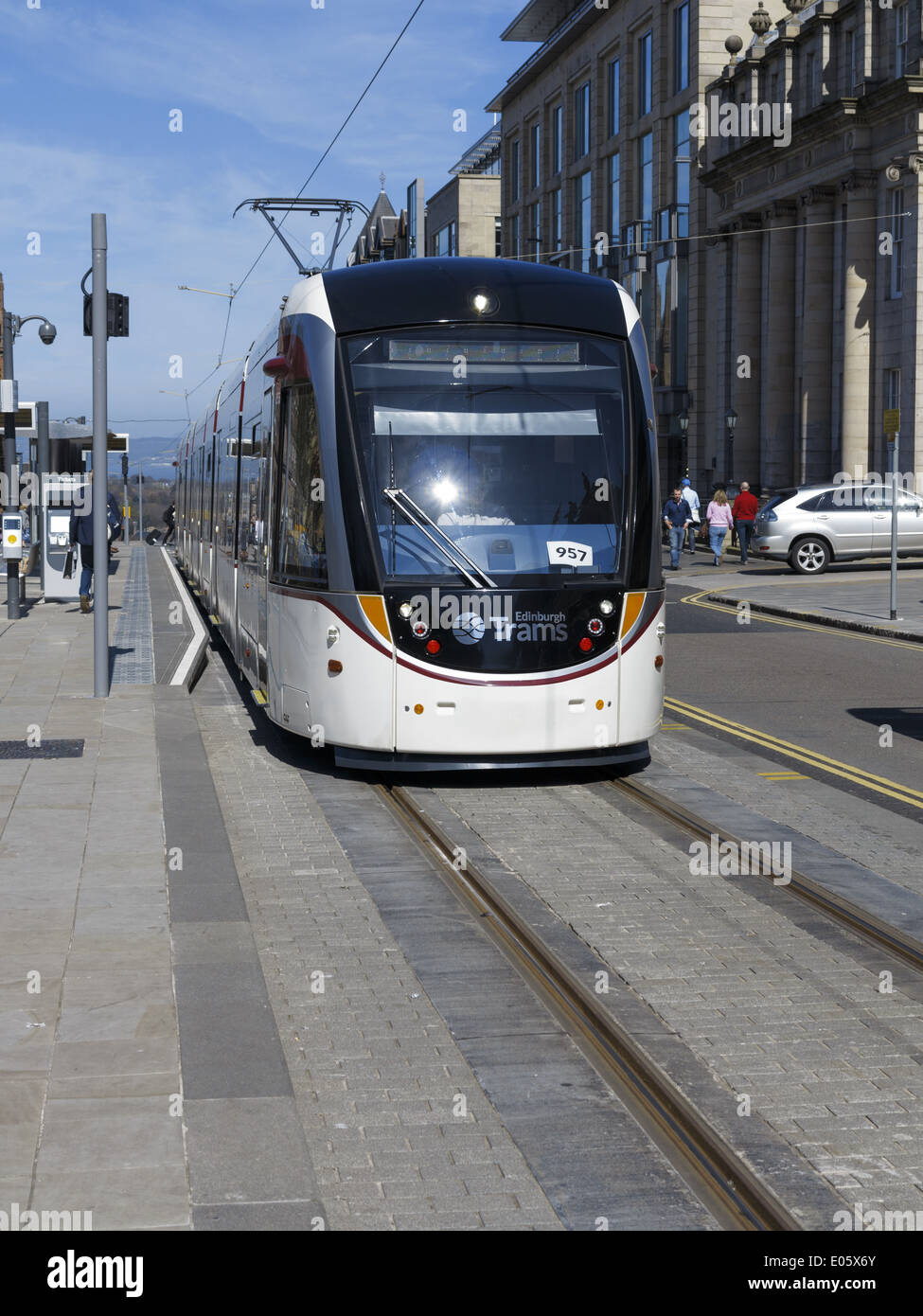 Edinburgh tram stopped at the St Andrew Square stop Stock Photo Alamy