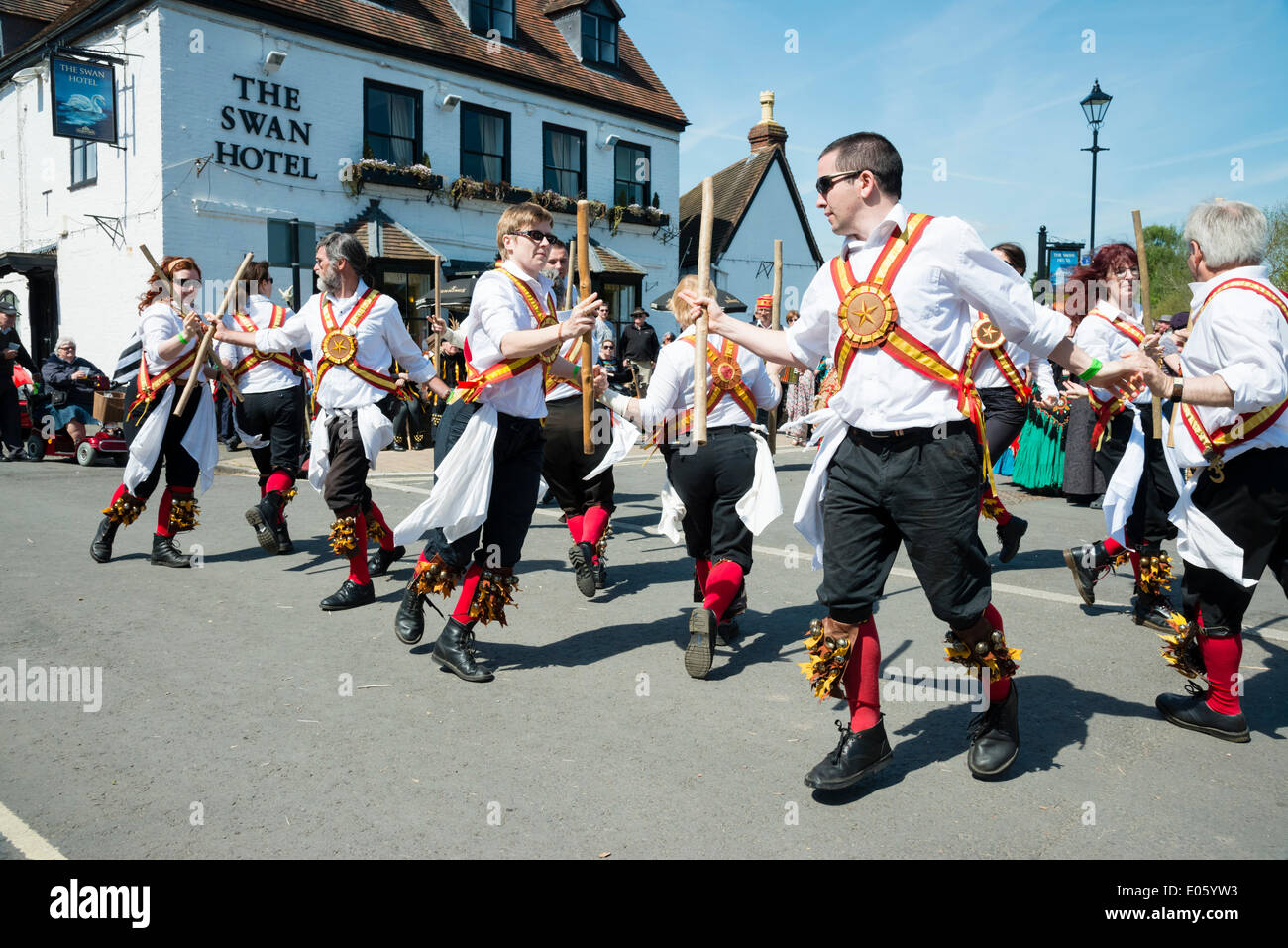 Upton upon Severn, Worcestershire, UK. 3rd May 2014 Folk dancers entertain people on a lovely sunny day. Mixed male & female morris dancers at Upton upon Severn, Worcestershire, UK. Credit:  Robert Convery/Alamy Live News Stock Photo