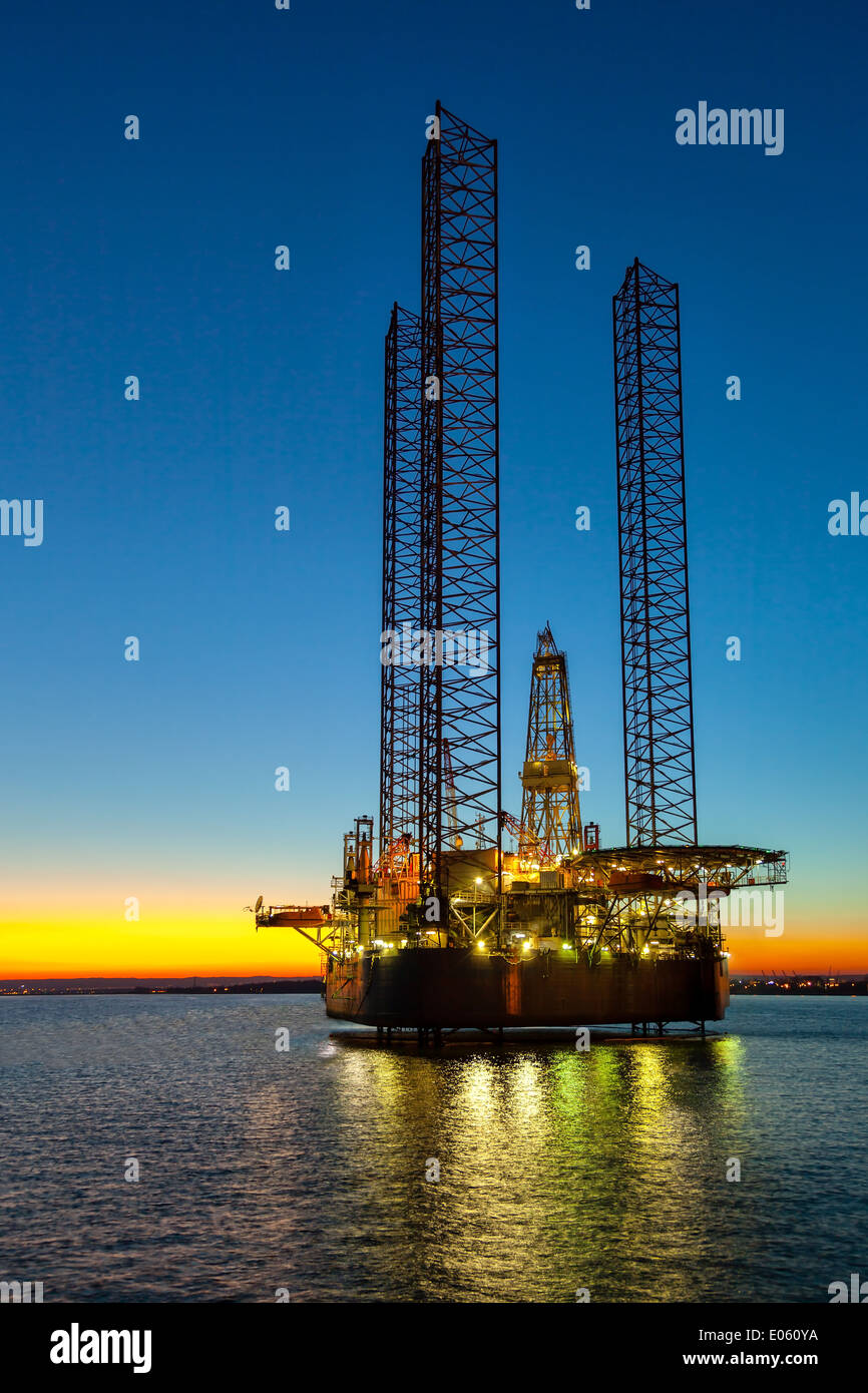 Drilling rig night hi-res stock photography and images - Alamy