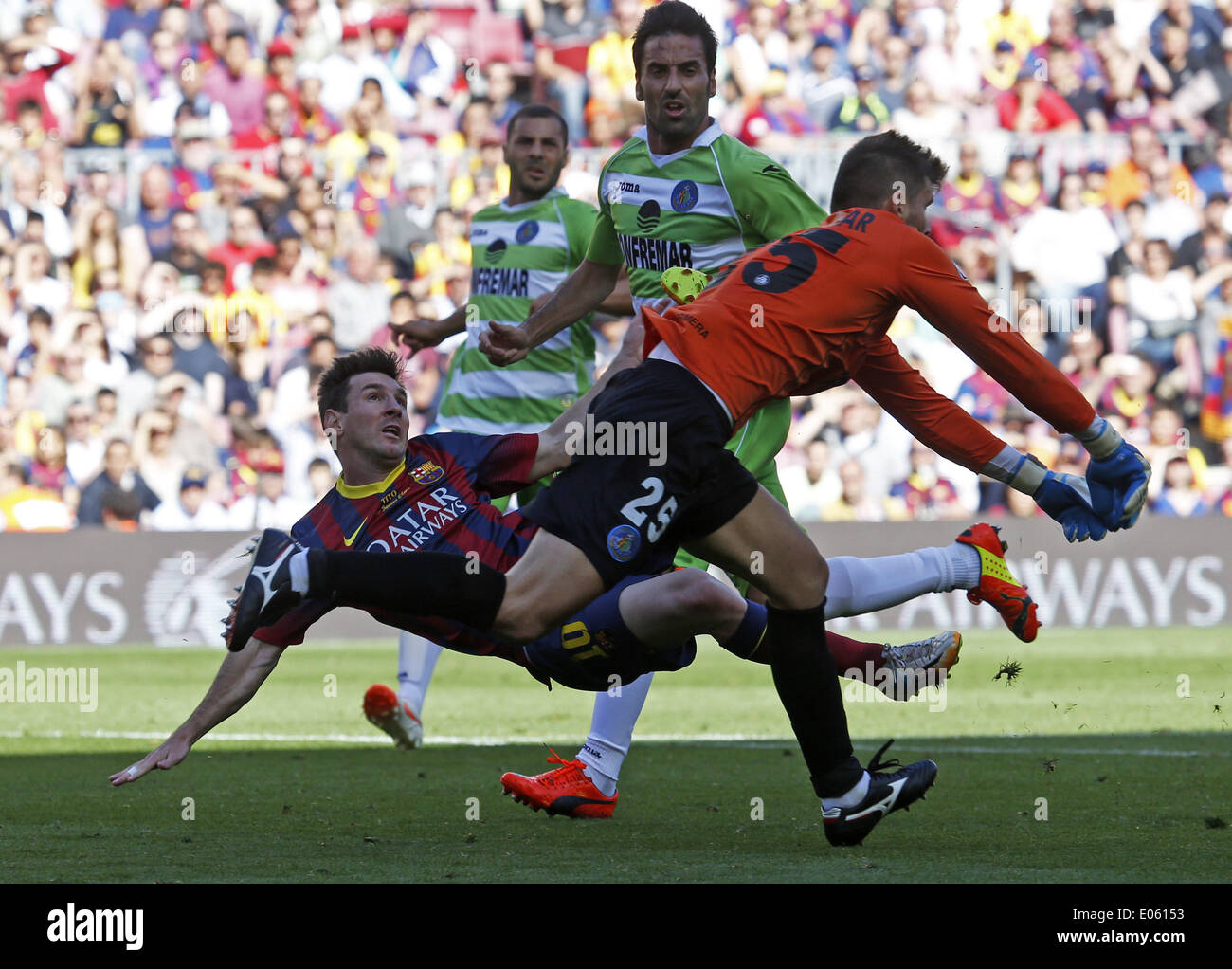 Barcelona, Spain. May 3, 2014 - Leo Messi and Julio Cesar in the match between FC Barcelona and Getafe, for Week 36 of the spanish Liga BBVA played at the Camp Nou, May 3, 2014. Photo: Joan Valls/Urbanandsport/Nurphoto. (Credit Image: Credit:  Joan Valls/NurPhoto/ZUMAPRESS.com/Alamy Live News) Stock Photo