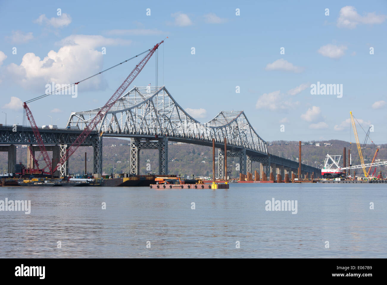 Barges and cranes under the Tappan Zee Bridge lay the pilings for the foundation of the new Tappan Zee Bridge. Stock Photo