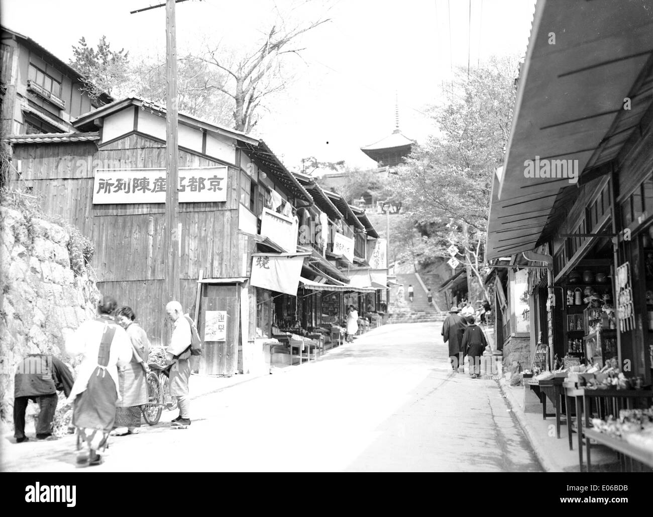 Street Scene 1930s Japan Hi res Stock Photography And Images Alamy street-scene-1930s-japan-hi-res-stock-photography-and-images-alamy