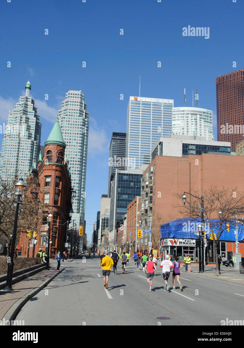 Toronto, Canada. 04th May, 2014. Runners passes the Flatiron building, Goodlife Fitness Toronto Marathon, Front Street, Toronto , Ontario, Canada - 4 May 2014  Credit:  Peter Llewellyn/Alamy Live News Stock Photo