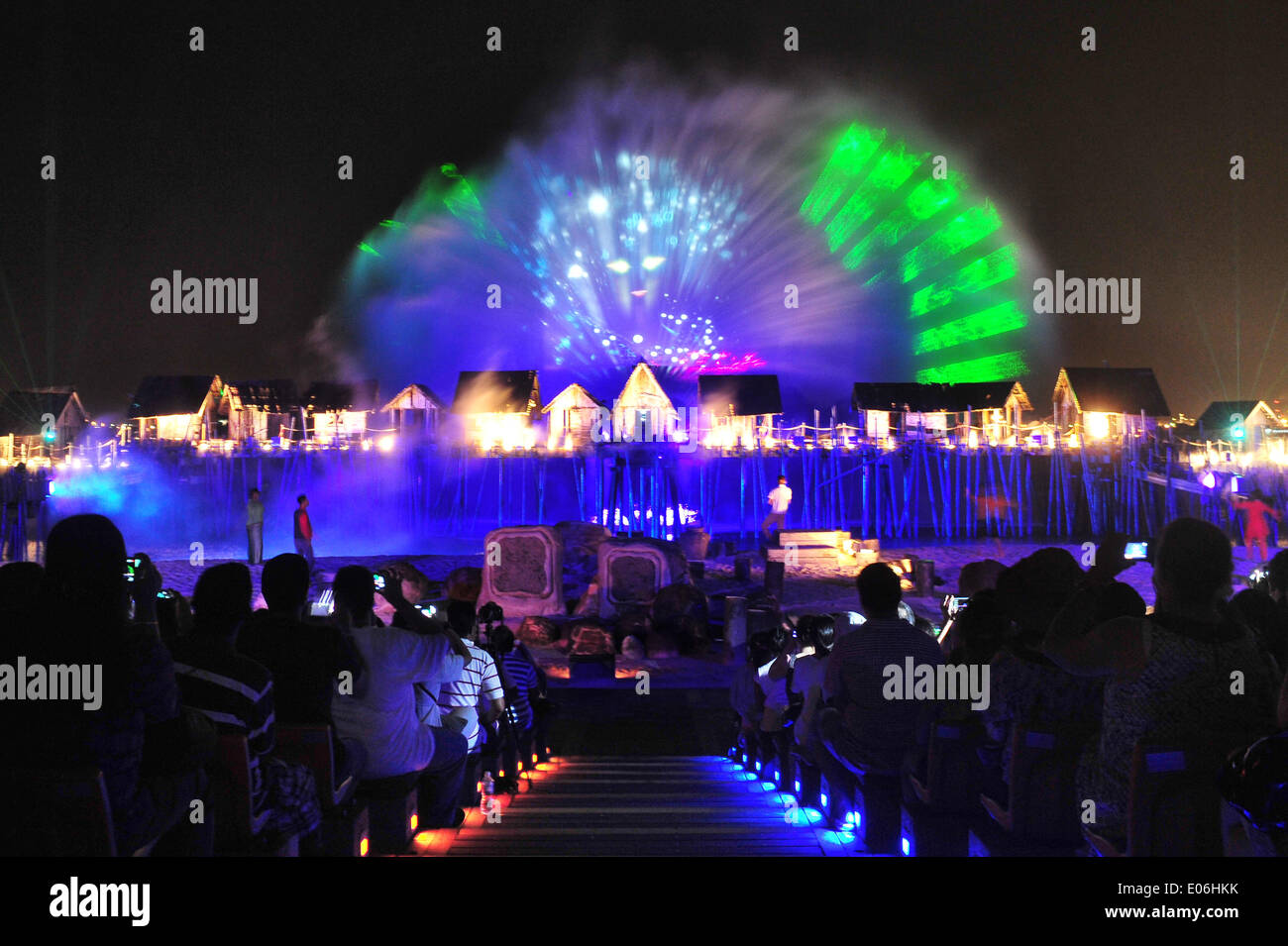 Singapore. 4th May, 2014. Tourists watch the last show of "Songs of the Sea" at Singapore's Sentosa Siloso Beach, May 4, 2014. Sentosa's "Songs of the Sea" presented its last show after a successful run of 7 years. © Then Chih Wey/Xinhua/Alamy Live News Stock Photo