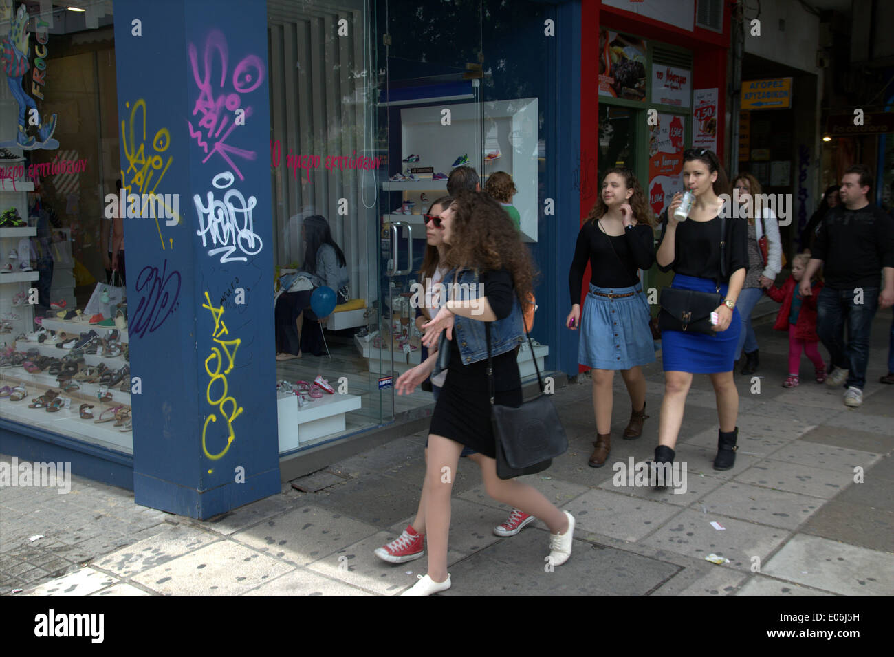 Thessaloniki, Greece 4th May 2014. People walk passon a shop in Egnatia  Street, Thessaloniki, Greece' second largest city. Greek shops opened on  Sunday on a newly established mid-season sales amid opposition by