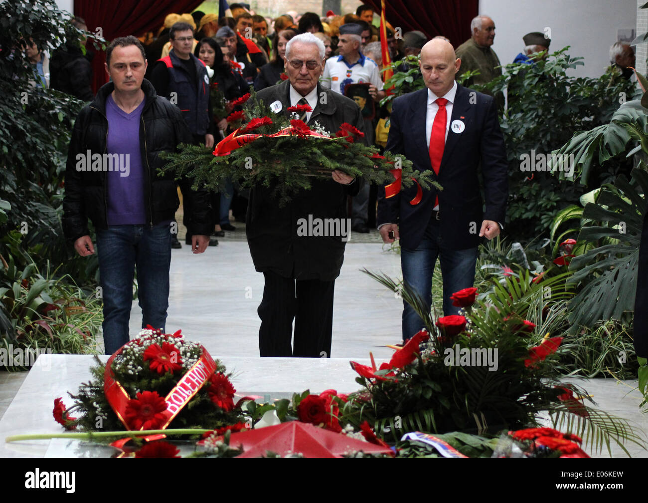 Belgrade, Serbia. 4th May, 2014. Representatives of people from Serbia, Bosnia and Herzegovina, Montenegro, Macedonia, Croatia and Slovenia to Belgrade, Serbia, lay their wreaths at the grave of Josip Broz Tito, the lifetime president of the Socialist Federal Republic of Yugoslavia who died on May 4, 34 years ago in Belgrade, Serbia, May 4, 2014. Credit:  Nemanja Cabric/Xinhua/Alamy Live News Stock Photo