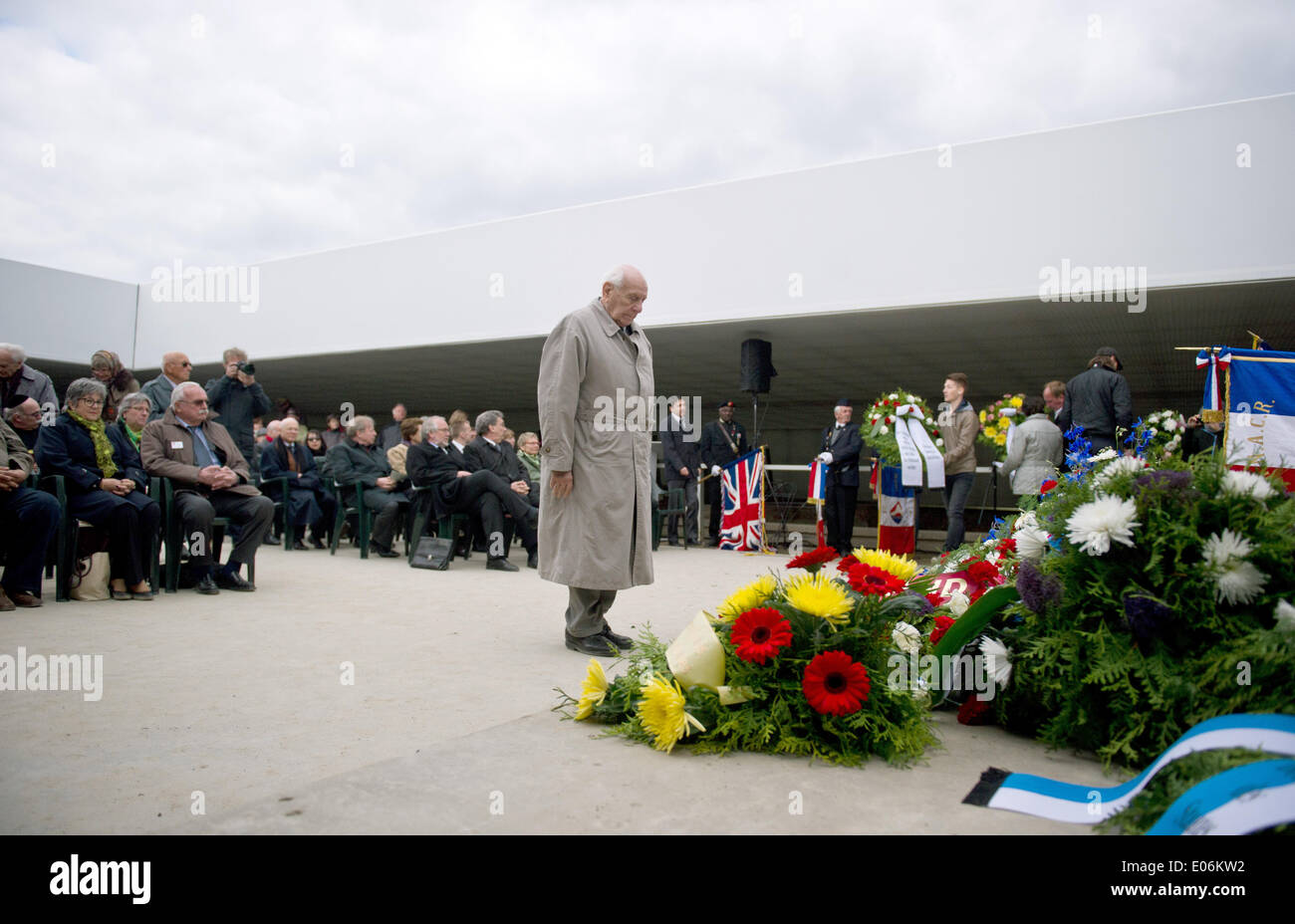 Oranienburg, Germany. 04th May, 2014. Edgar Frischmann, Sachsenhausen concentration camp survivor, lays a wreath during the ceremony to mark the 69th anniversary of the liberation of Sachsenhausen and Ravensbrueck concentration camps at Station Z in Oranienburg, Germany, 04 May 2014. The pupils want to turn a former prisoner of war camp into a memorial. The 69th anniversary of the liberation is celebrated on 04 May 2014. Photo: DANIEL NAUPOLD/dpa/Alamy Live News Stock Photo