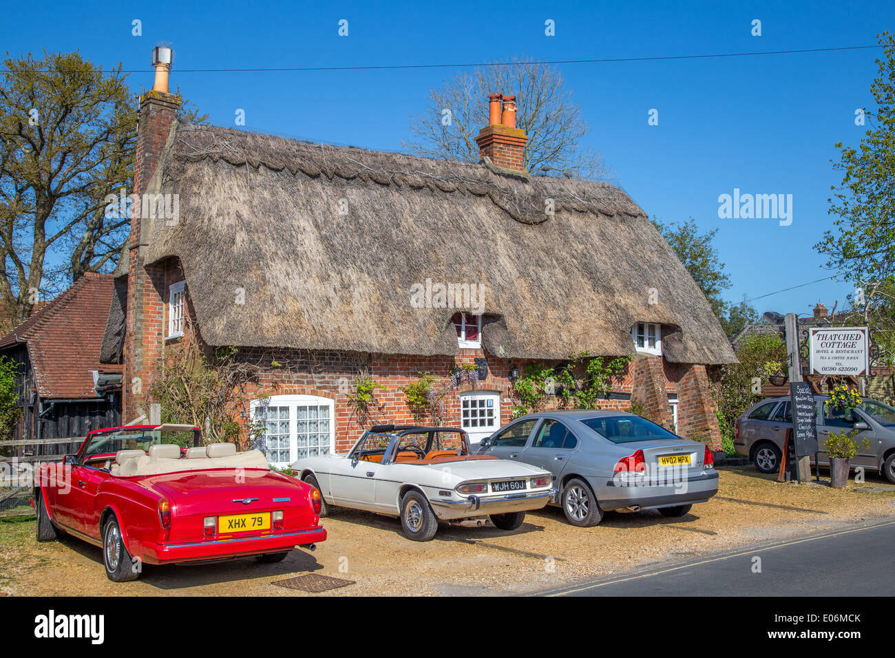 Thatched hotel house at Brockenhurst in the New Forest Stock Photo Alamy
