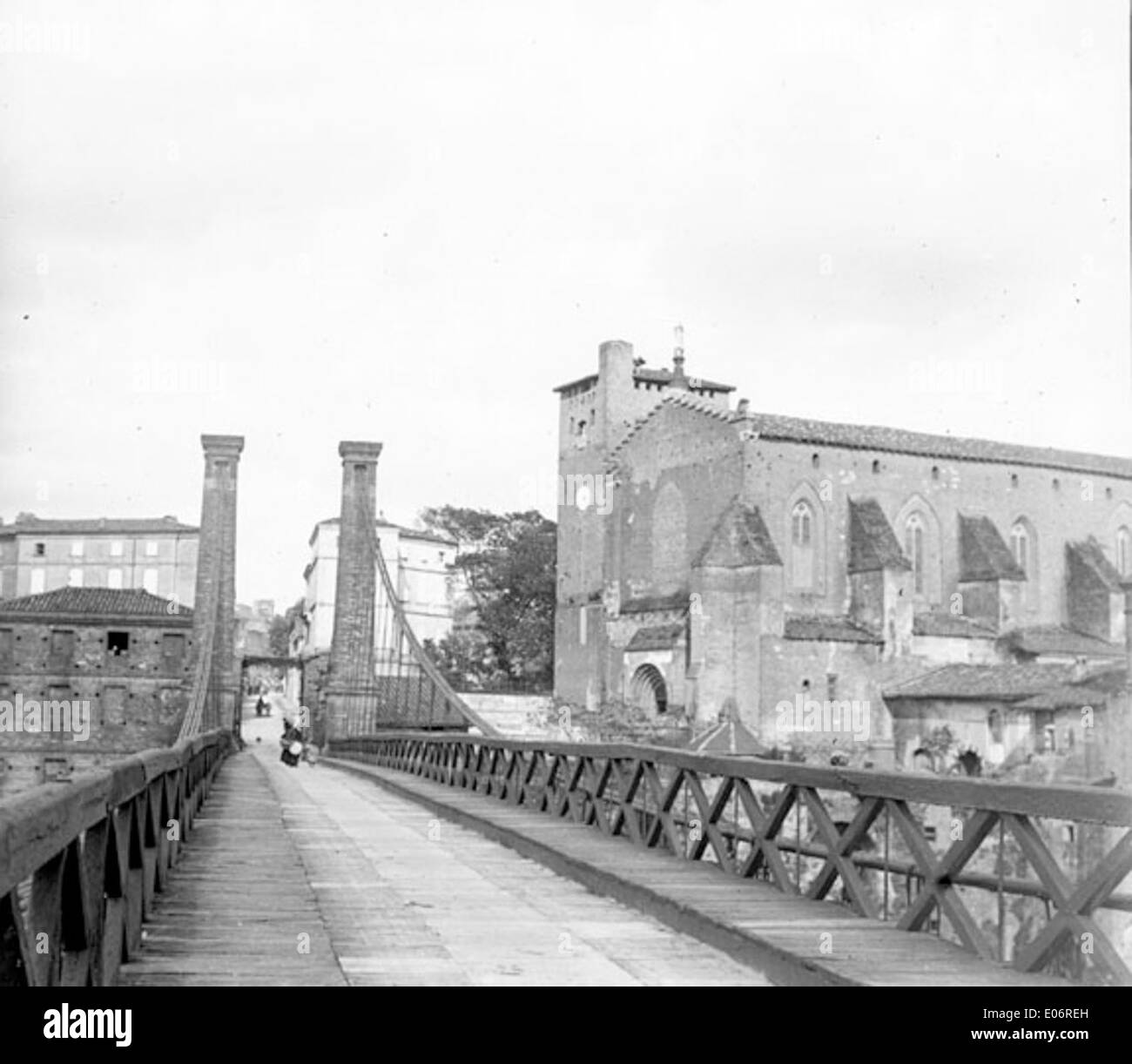 Pont suspendu et église SaintMichel, Gaillac, avril 1897 Stock Photo