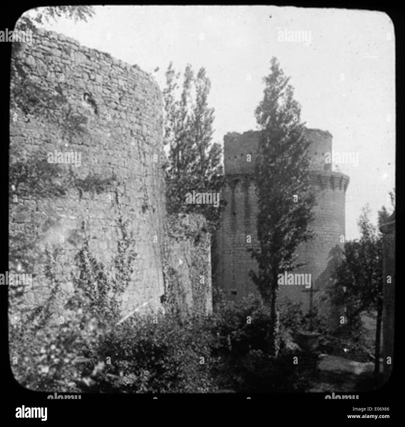 Fosses Et Grosse Tour Ronde Chateau De Bonaguil Stock Photo Alamy Fosses Et Grosse Tour Ronde Chateau De Bonaguil Stock Photo Alamy