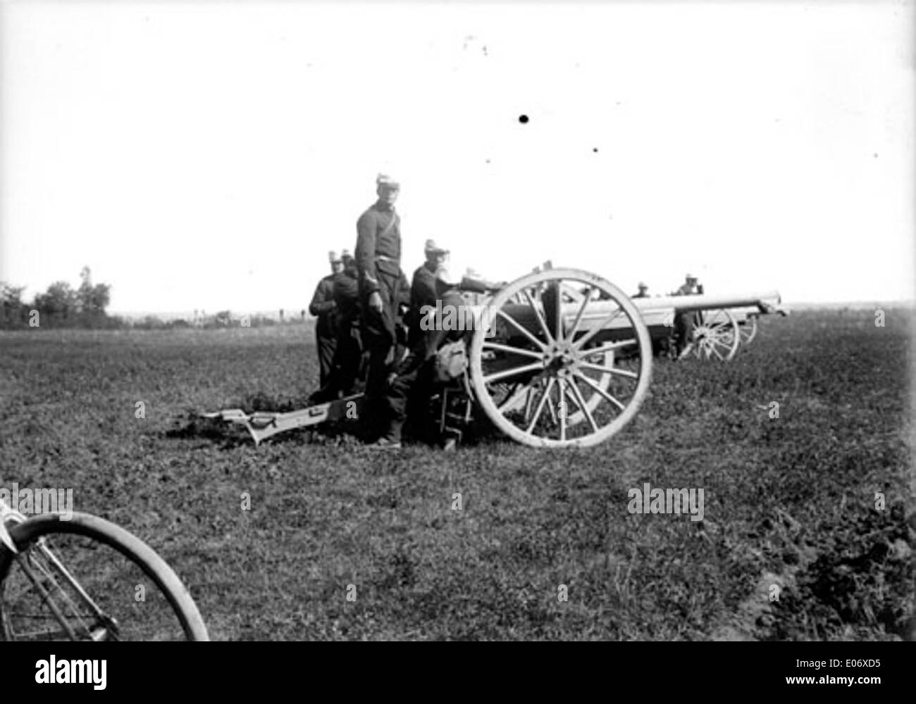 Militaires chargeant un canon lors d'une manoeuvre, Excideuil, 1901 Stock Photo