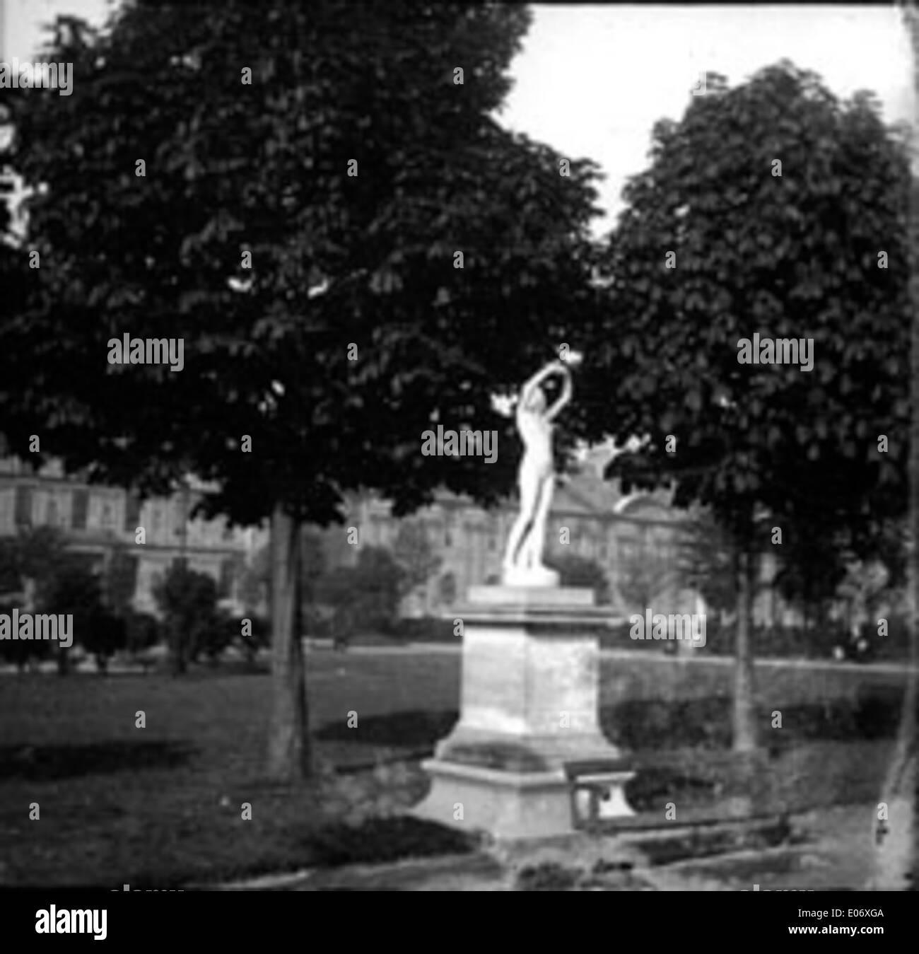 Statue au Jardin des Tuileries, Paris, mai 1902 Stock Photo Alamy
