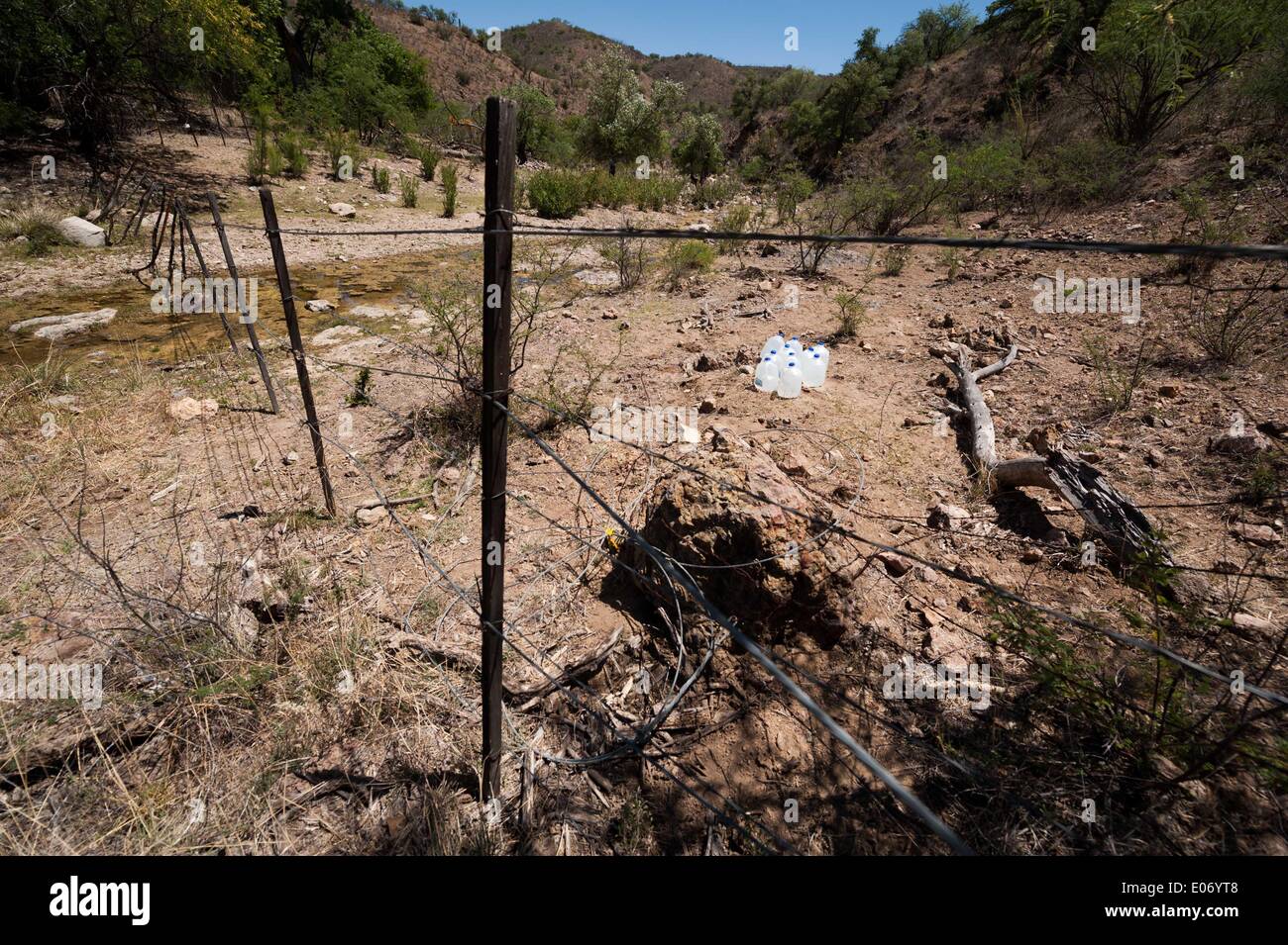 Arivaca, Arizona, USA. 29th Apr, 2014. The barbed wire fence separating