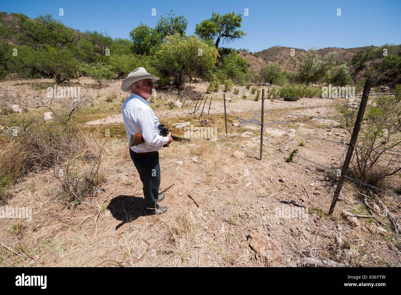 arivaca-arizona-usa-29th-apr-2014-arizona-border-rancher-james-chilton-E06YTW.jpg