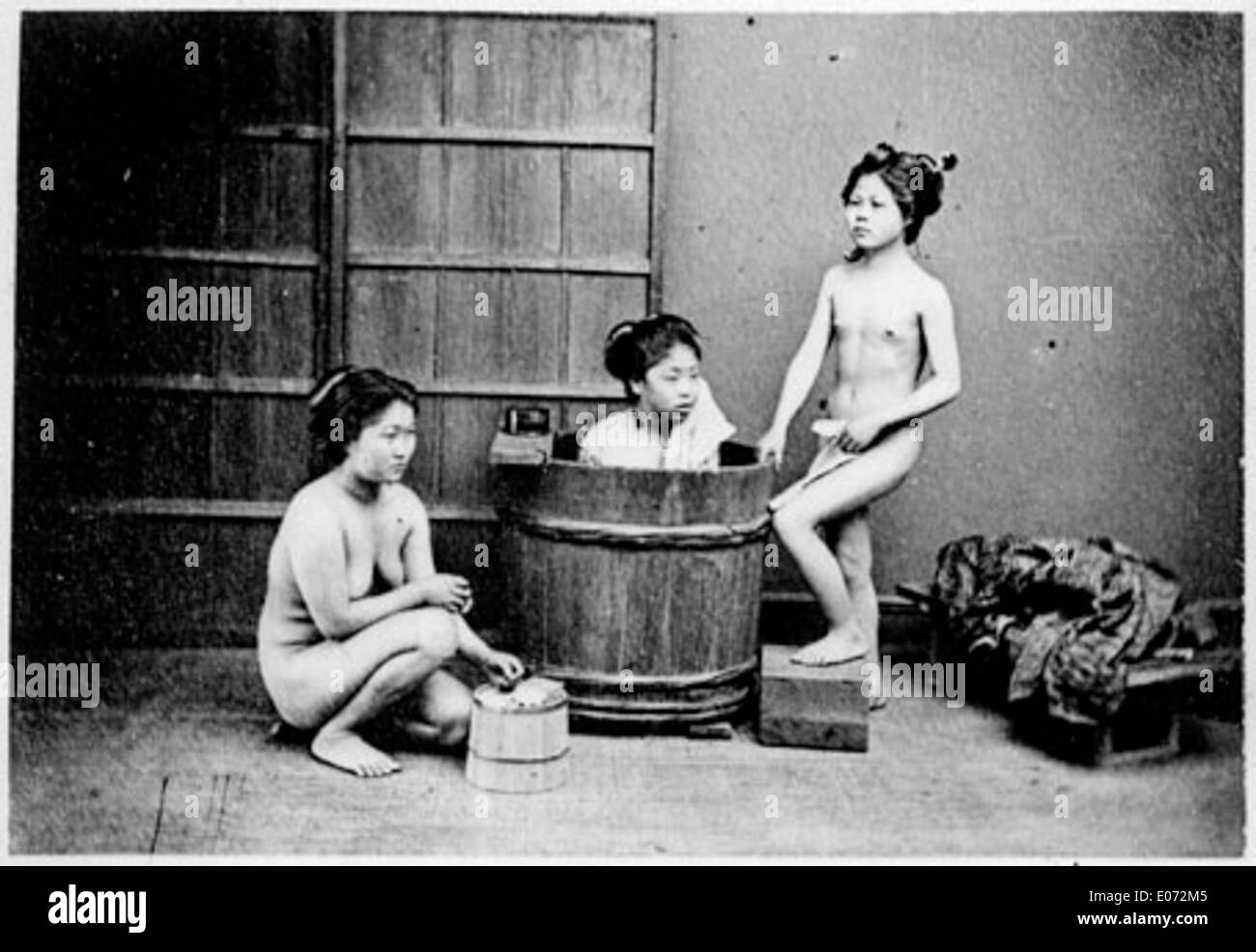 Jeunes filles asiatiques au bain Stock Photo