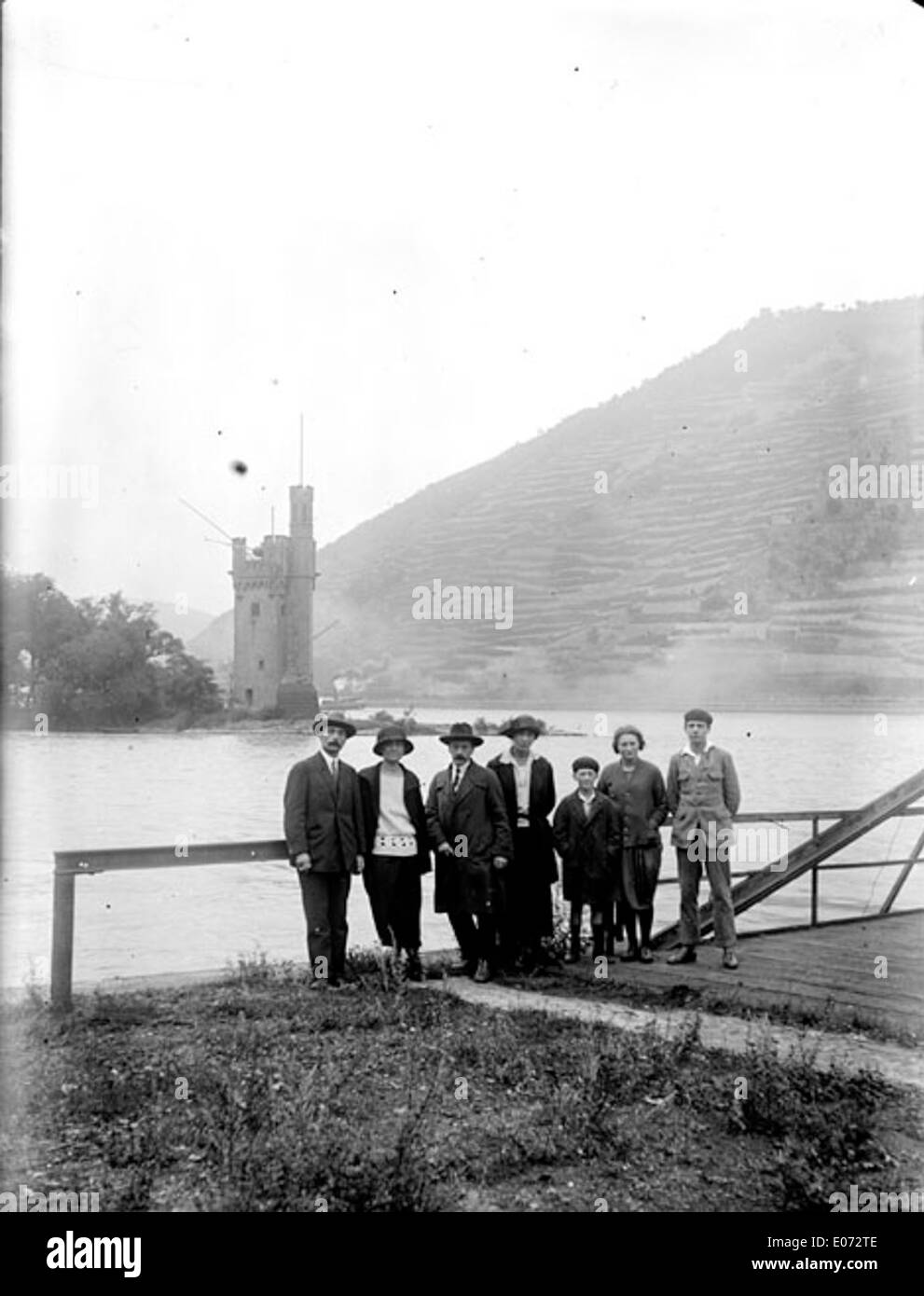 Promeneurs au bord du Rhin avec la Tour Mauseturm en arrière-plan, Bingen (Rhénanie-Palatinat) Stock Photo