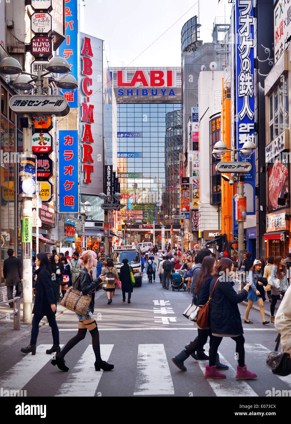 Shibuya Girl's Leopard Coat, Jeweled Nails & LV Bag – Tokyo Fashion