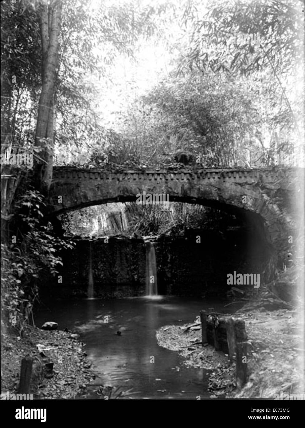 Vieux pont et rivière en montagne Stock Photo - Alamy