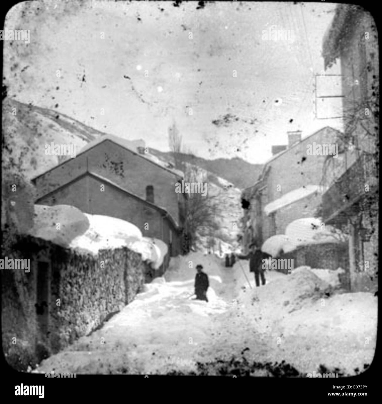 Village De Moyenne Montagne Sous Le Neige Stock Photo