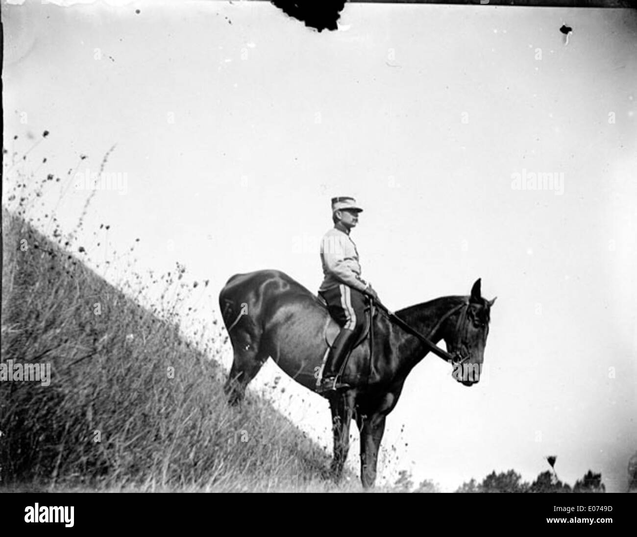 Officier à cheval descendant une pente raide Stock Photo