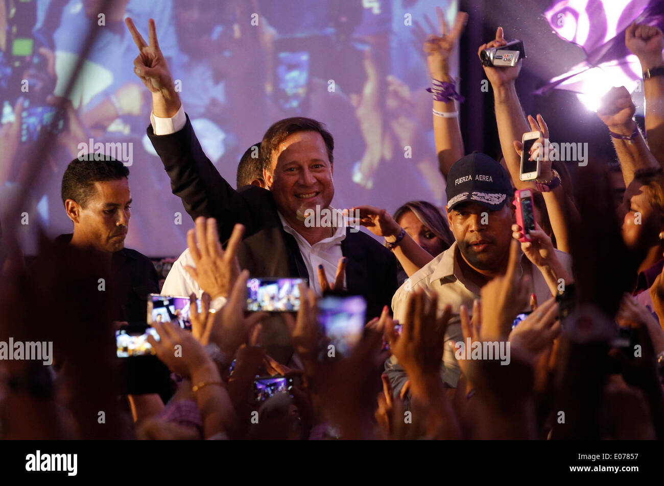 Panama City, Panama. 4th May, 2014. Presidential candidate Juan Carlos Varela (C) from the Panamenista Party greets his supporters after the preliminary results of the general elections, in Panama City, capital of Panama, on May 4, 2014. President of the Supreme Electoral Court Erasmo Pinilla said on Sunday night that Juan Carlos Varela is the virtual winner of Panama's presidency. © Mauricio Valenzuela/Xinhua/Alamy Live News Stock Photo