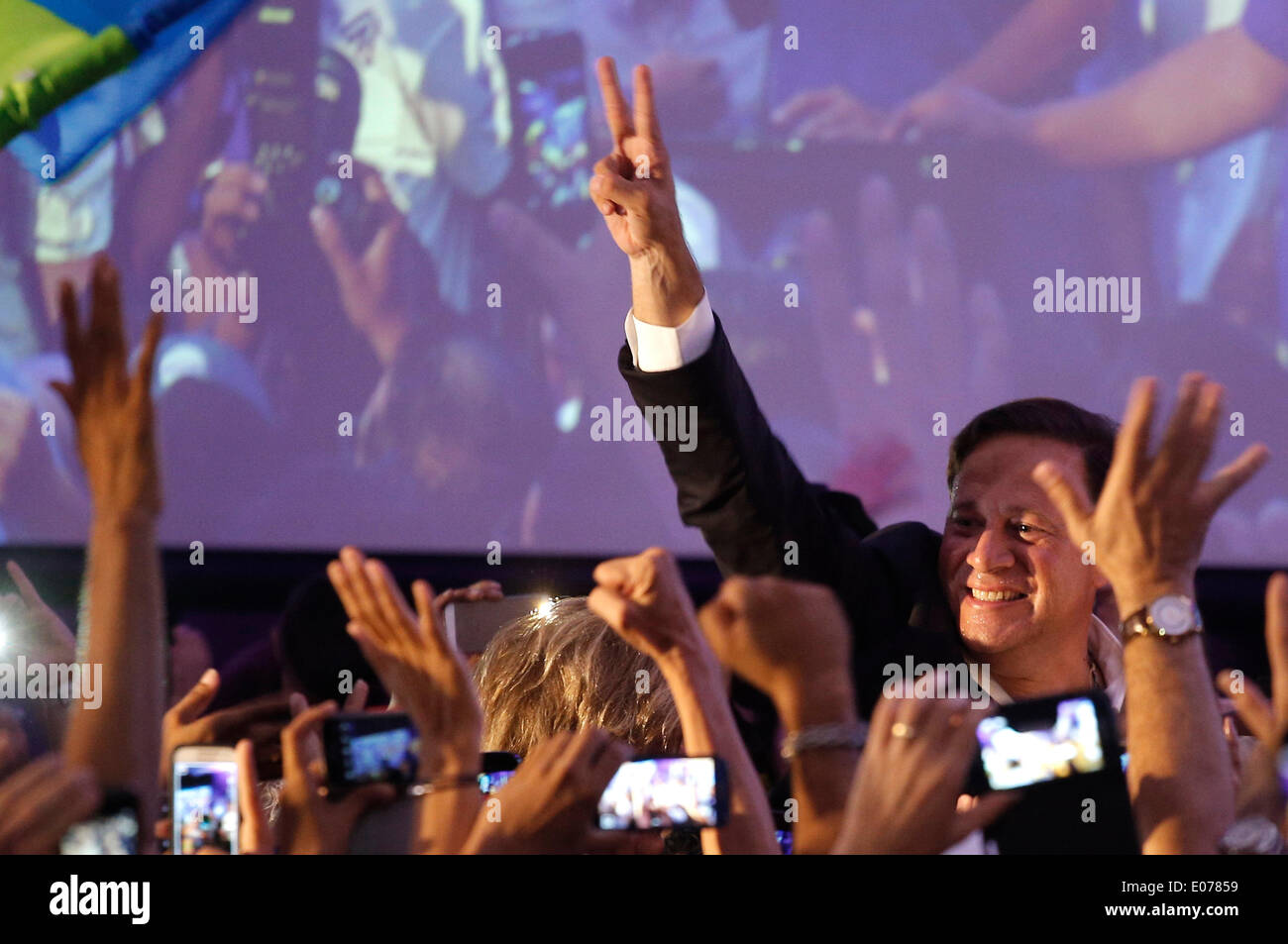 Panama City, Panama. 4th May, 2014. Presidential candidate Juan Carlos Varela (R) from the Panamenista Party greets his supporters after the preliminary results of the general elections, in Panama City, capital of Panama, on May 4, 2014. President of the Supreme Electoral Court Erasmo Pinilla said on Sunday night that Juan Carlos Varela is the virtual winner of Panama's presidency. © Mauricio Valenzuela/Xinhua/Alamy Live News Stock Photo