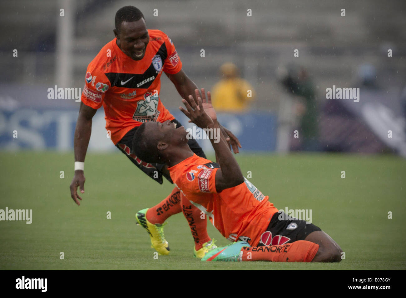 Mexico City, Mexico. 4th May, 2014. Pachuca's Enner Valencia (Front) celebrates after scoring with his teammate Walter Ayovi during a match of the Liga MX, against UNAM's Pumas held at Universitary Olympic Stadium in Mexico City, capital of Mexico, on May 4, 2014. © Alejandro Ayala/Xinhua/Alamy Live News Stock Photo