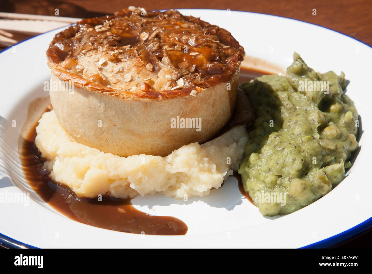 Pie Mash and Mushy Peas Stock Photo Alamy