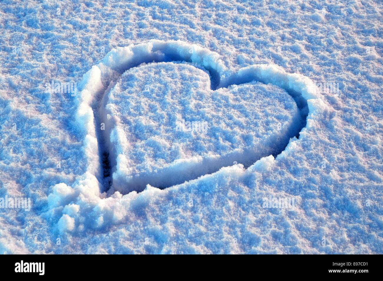 Illustration - A heart is painted in snow in Germany, 28 December 2005. Photo: Berliner Verlag/Steinach - NO WIRE SERVICE Stock Photo