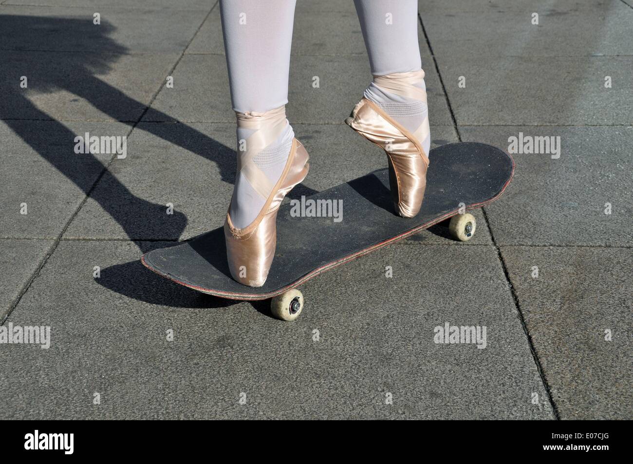 ILLUSTRATION) - A woman in a tutu stands with ballet shoes on a skateboard  in Berlin, Germany, 20 October 2012. Photo: Berliner Verlag/Steinach -  ATTENTION! NO WIRE SERVICE Stock Photo - Alamy