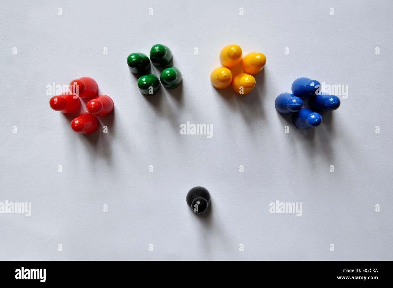 Illustration - Differently coloured groups of game pieces face a black game piece which symbolizes a leader in Germany, 06 October 2010. Fotoarchiv für Zeitgeschichte - NO WIRE SERVICE Stock Photo