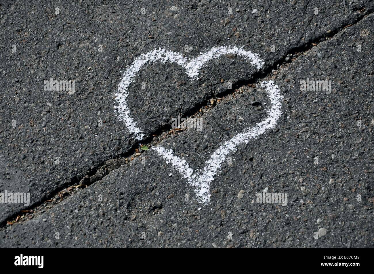 Illustration - A chalk heart is painted on a cracked asphalt road in Germany, 02 June 2011. Photo: Berliner Verlag/Steinach - NO WIRE SERVICE Stock Photo