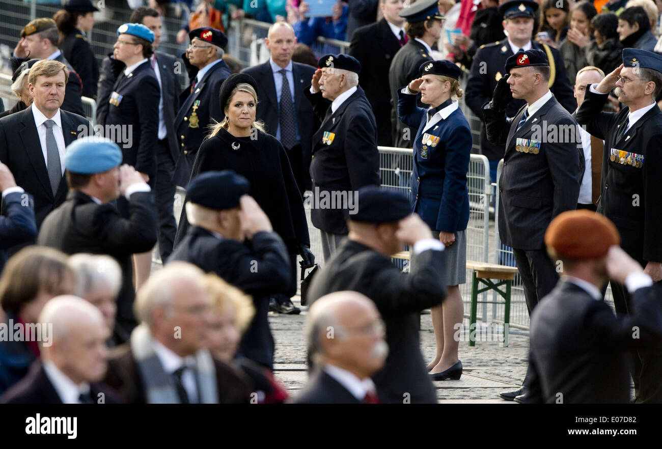 May 4, 2014 - Amsterdam, Netherlands - 4-5-2014 AMSTERDAM - Queen Maxima and King Willem-Alexander at the wearth laying ceremony (Dodenherdenking) at the WWII memorial at the monument op de Dam in Amsterdam. Koning Willem-Alexander en Koningin MÃ¡xima zijn zondagavond 4 mei aanwezig bij de Nationale Herdenking in Amsterdam  (Credit Image: © Robin Utrecht/NurPhoto/ZUMAPRESS.com) Stock Photo