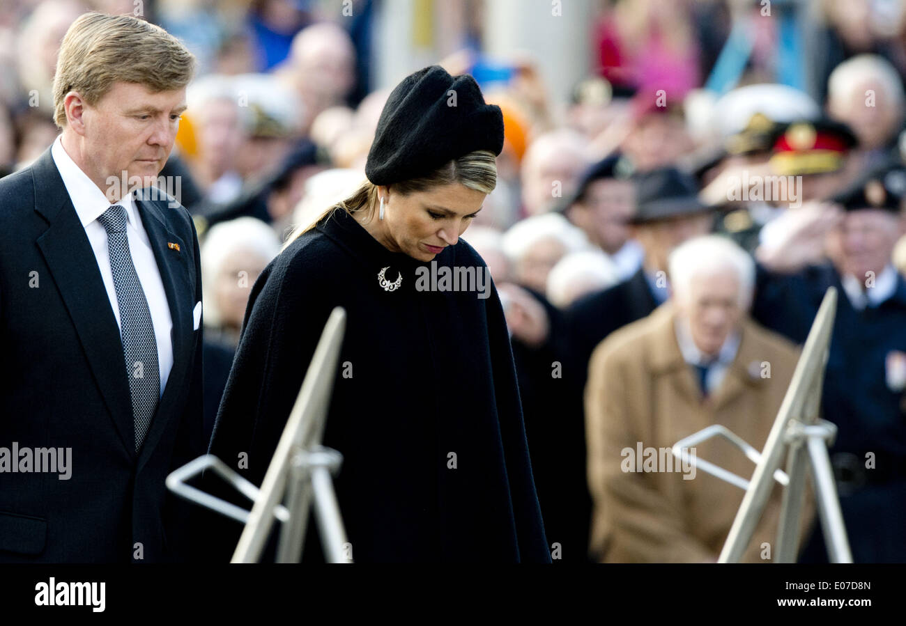 May 4, 2014 - Amsterdam, Netherlands - 4-5-2014 AMSTERDAM - Queen Maxima and King Willem-Alexander at the wearth laying ceremony (Dodenherdenking) at the WWII memorial at the monument op de Dam in Amsterdam. Koning Willem-Alexander en Koningin MÃ¡xima zijn zondagavond 4 mei aanwezig bij de Nationale Herdenking in Amsterdam  (Credit Image: © Robin Utrecht/NurPhoto/ZUMAPRESS.com) Stock Photo