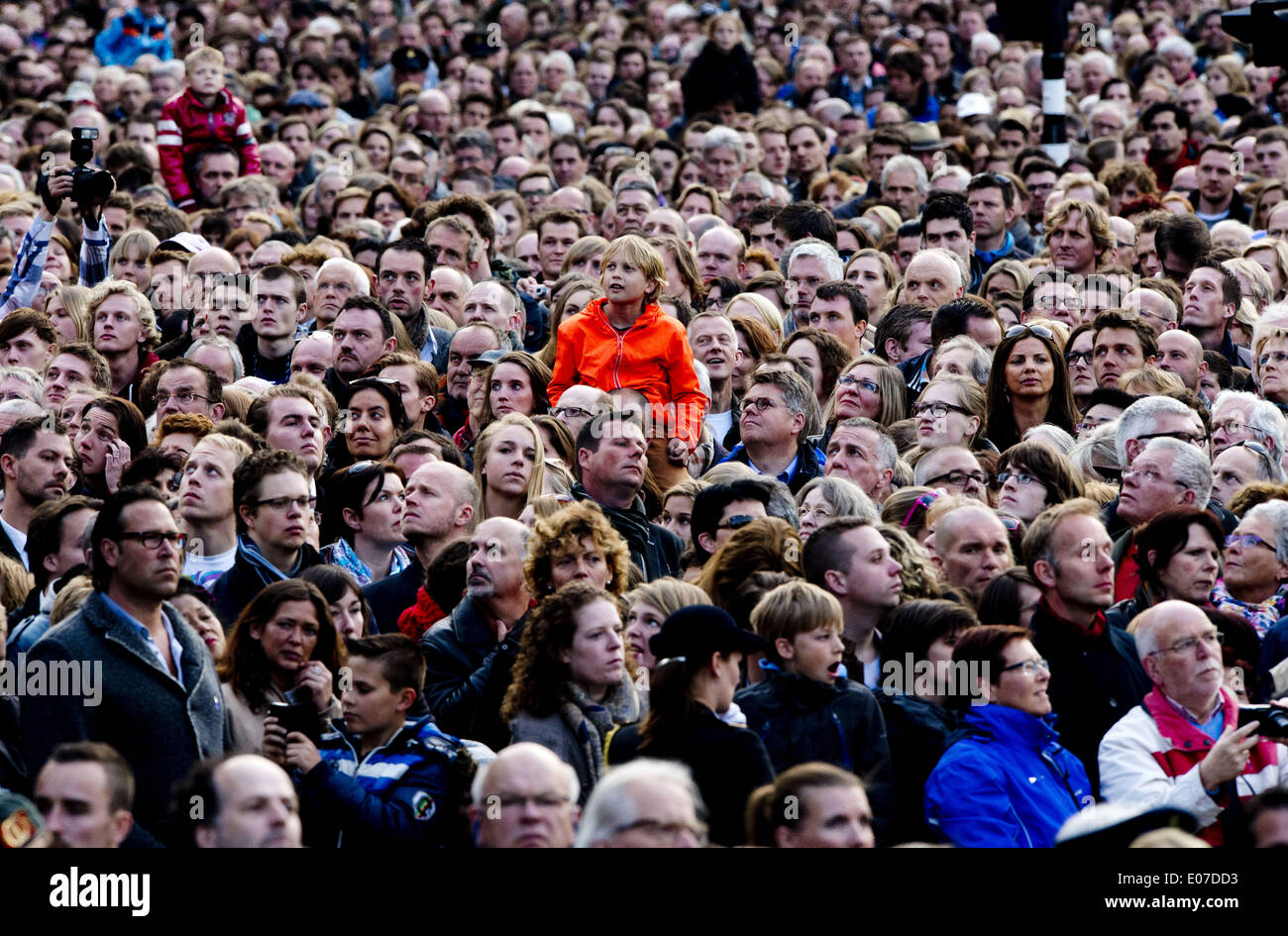 May 4, 2014 - Amsterdam, Netherlands - 4-5-2014 AMSTERDAM - Queen Maxima and King Willem-Alexander at the wearth laying ceremony (Dodenherdenking) at the WWII memorial at the monument op de Dam in Amsterdam. Koning Willem-Alexander en Koningin MÃ¡xima zijn zondagavond 4 mei aanwezig bij de Nationale Herdenking in Amsterdam  (Credit Image: © Robin Utrecht/NurPhoto/ZUMAPRESS.com) Stock Photo