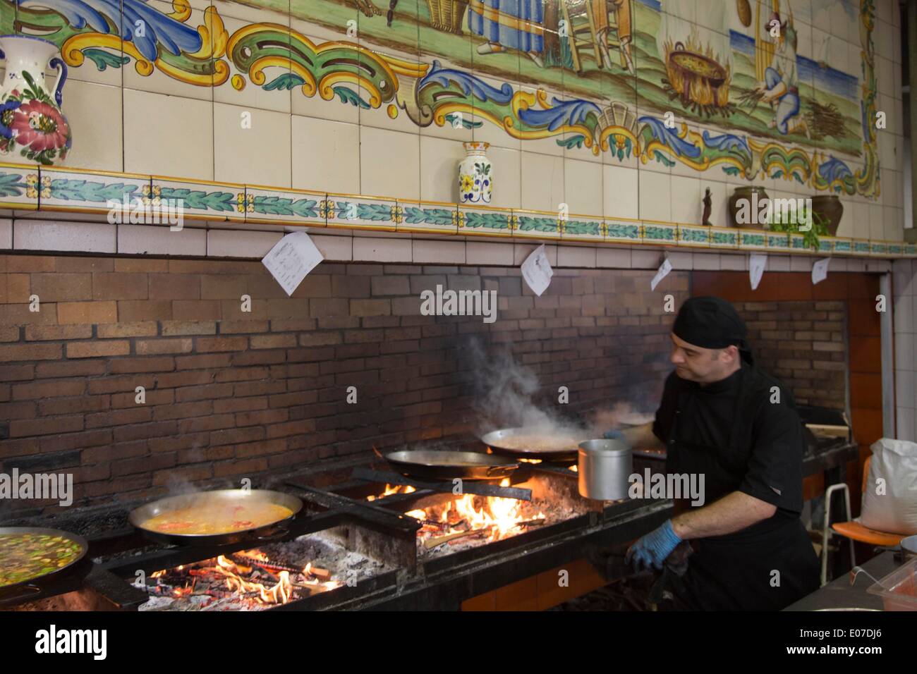 man cooking a Valencian Paella 29.10.2013 Stock Photo