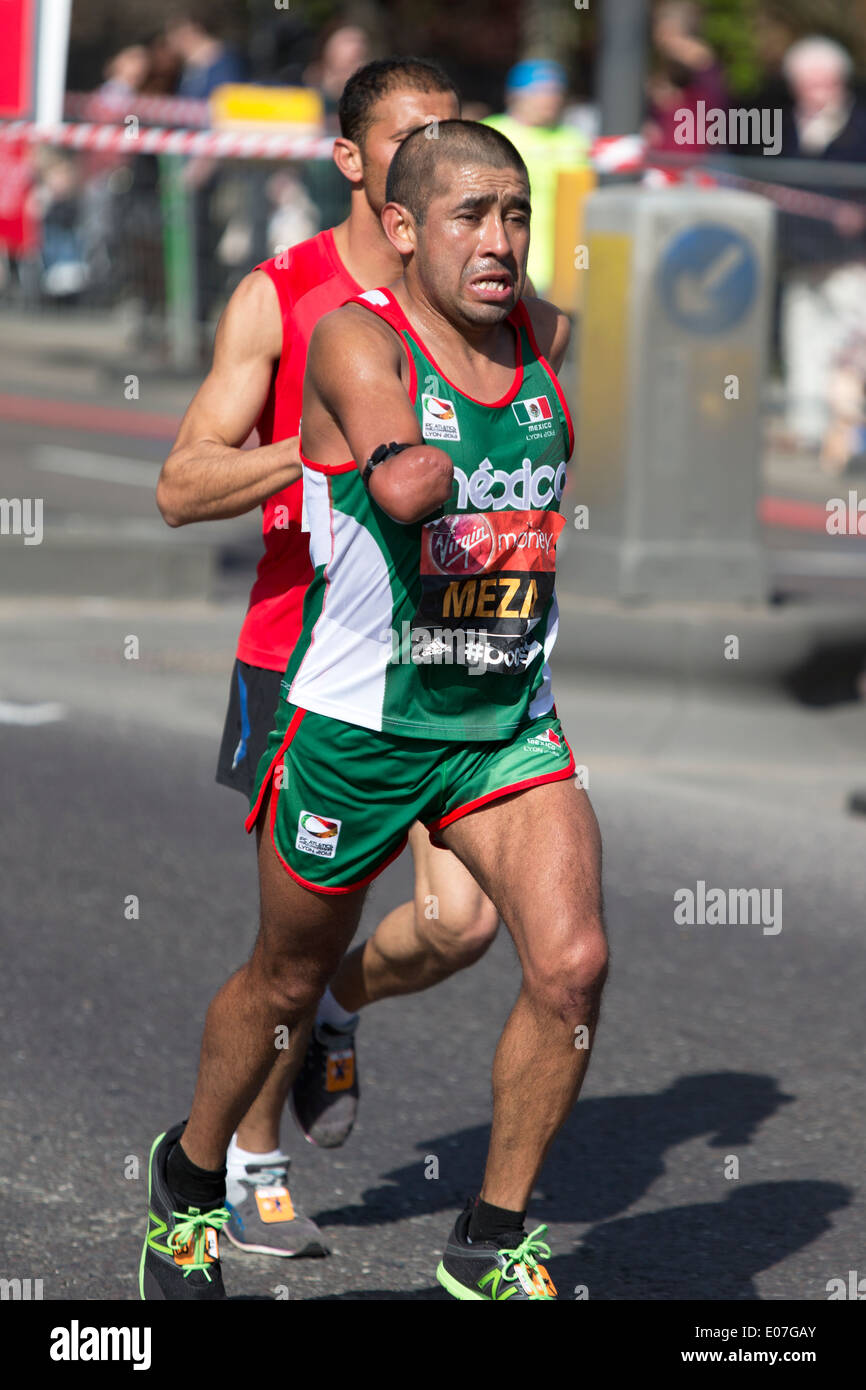 Pedro MEZA running in the Virgin Money London Marathon 2014, The Highway, London, UK. Stock Photo