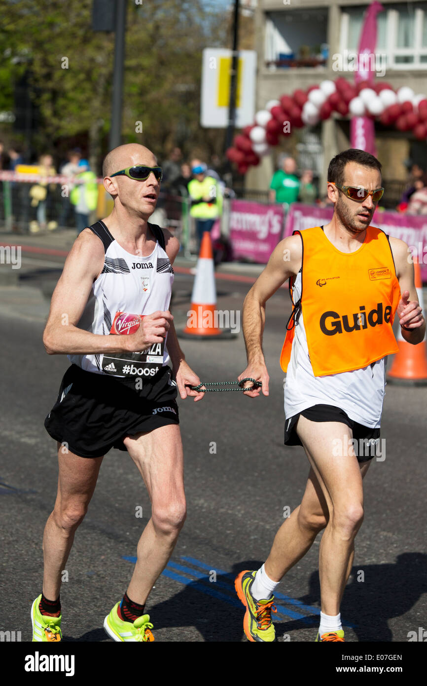 Ricardo DE PADRAZA & Guide running in the Virgin Money London Marathon 2014, The Highway, London, UK. Stock Photo