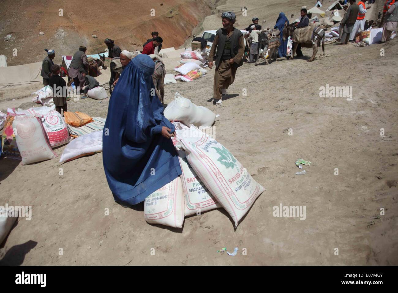Badakhshan, Afghanistan. 5th May, 2014. Afghan women receive relief food after the landslide in Badakhshan province in northern Afghanistan on May 5, 2014. More than 2,500 people are feared to have lost their lives in the landslide happening Friday in a remote village in northern Afghanistan. Days of heavy rain in the mountainous Badakhshan province caused the landslide. Credit:  Ahmad Massoud/Xinhua/Alamy Live News Stock Photo