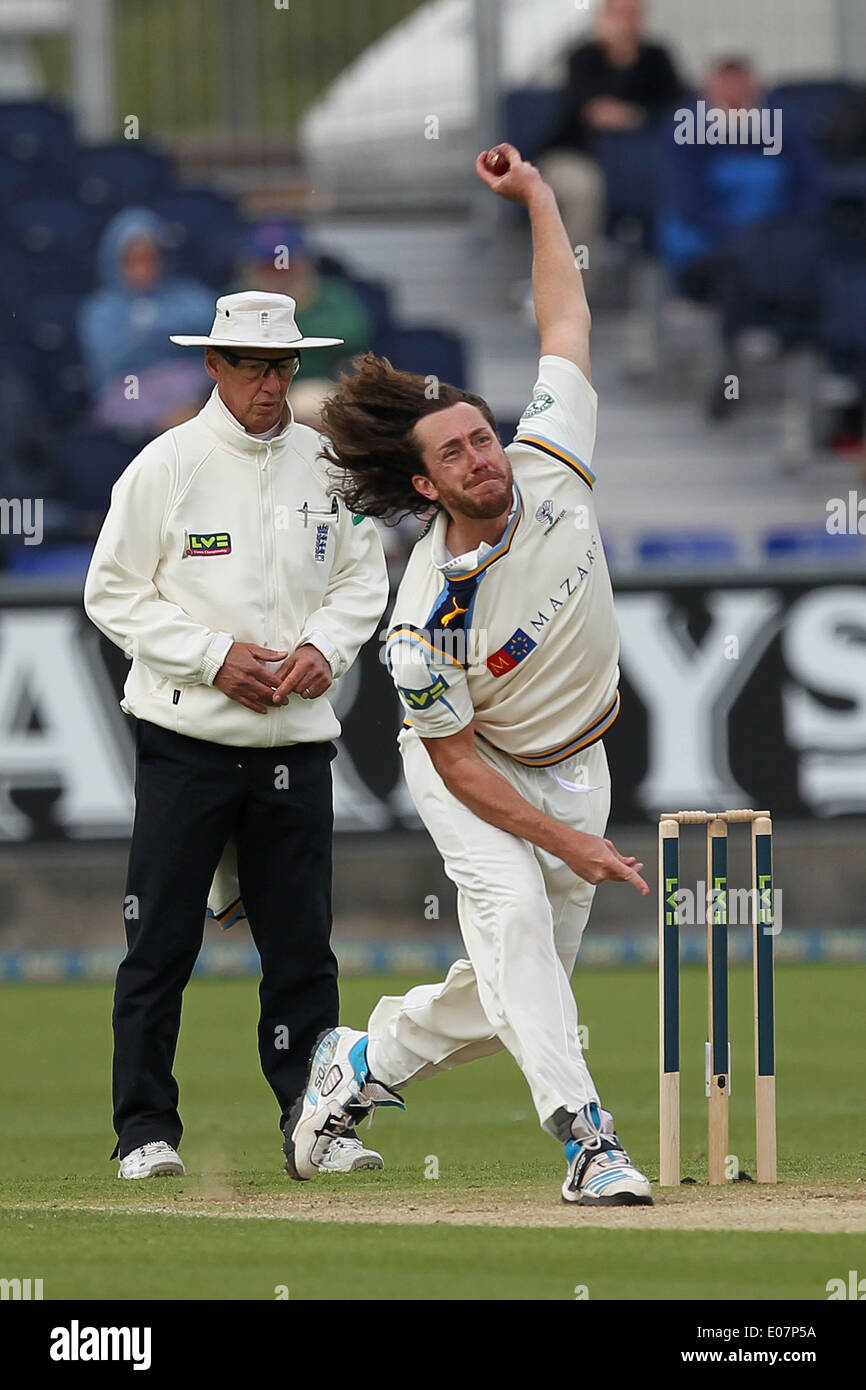 Chester Le Street, UK. 5th May 2014. Yorkshire's Ryan Sidebottom in action on Day two of the LV County Championship Division One game between Durham CCC & Yorkshire CCC at Emirates Durham ICG in Chester Le Street on Monday May 5th 2014. Credit:  Mark Fletcher/Alamy Live News Stock Photo
