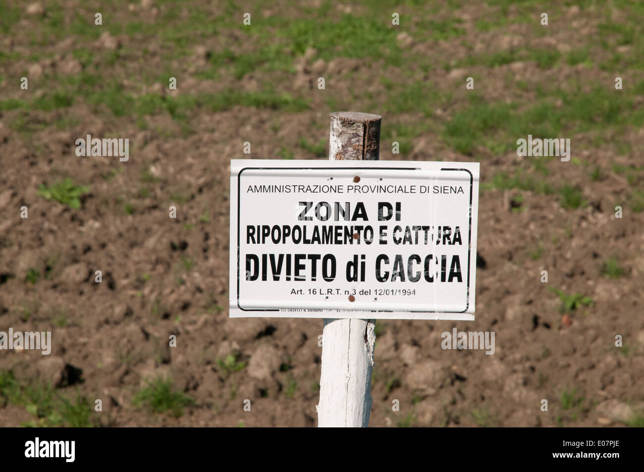 Sign reading ZONA DI REPOPOLAMENTO VIETATO DI CACIA meaning zone of repolpulation hunting forbidden Stock Photo