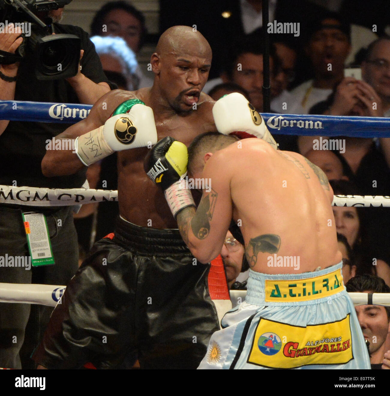 May 3, 2014. Las Vegas Nevada-USA.( in black trunks) Floyd Mayweather Jr. goes 12 rounds with Marco Maidana Saturday night at the MGM grand hotel. Floyd Mayweather Jr. took the win by a majority decision over Marco Maidana for the WBC-WBA & Ring magazine welterweight title in Las Vegas.Photo by Gene Blevins/LA DailyNews/ZumaPress (Credit Image: © Gene Blevins/ZUMAPRESS.com) Stock Photo