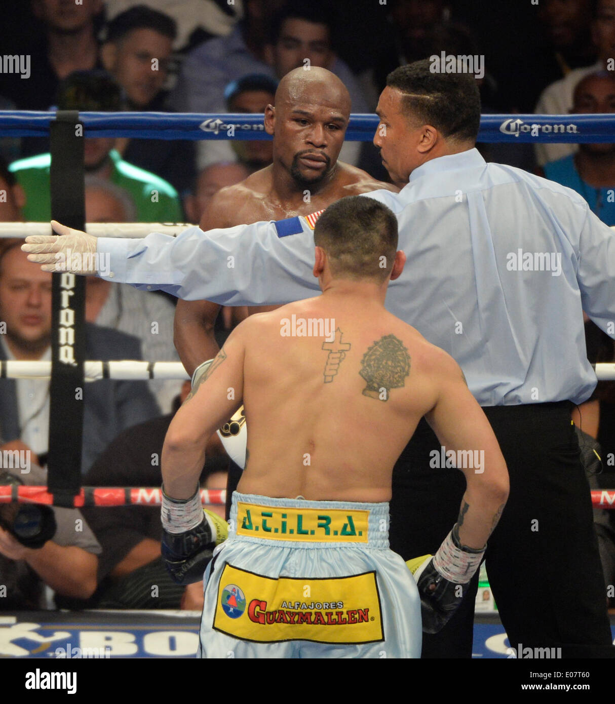 May 3, 2014. Las Vegas Nevada-USA.( in black trunks) Floyd Mayweather Jr. goes 12 rounds with Marco Maidana Saturday night at the MGM grand hotel. Floyd Mayweather Jr. took the win by a majority decision over Marco Maidana for the WBC-WBA & Ring magazine welterweight title in Las Vegas.Photo by Gene Blevins/LA DailyNews/ZumaPress (Credit Image: © Gene Blevins/ZUMAPRESS.com) Stock Photo