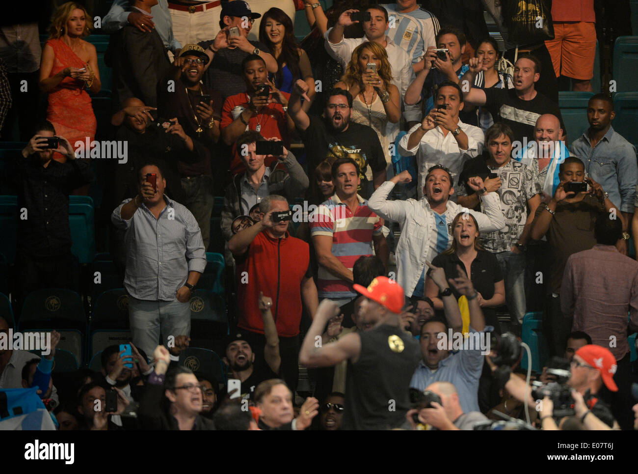 May 3, 2014. Las Vegas Nevada-USA.Fans yell jesters at Floyd Mayweather Jr. after he went 12 rounds with Marco Maidana Saturday night at the MGM grand hotel. Floyd Mayweather Jr. took the win by a majority decision over Marco Maidana for the WBC-WBA & Ring magazine welterweight title in Las Vegas. Photo by Gene Blevins/LA DailyNews/ZumaPress (Credit Image: © Gene Blevins/ZUMAPRESS.com) Stock Photo